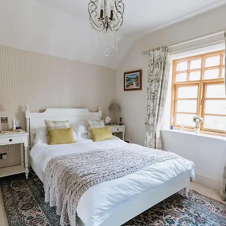 Station - Unique With River Flowing Through Garden *