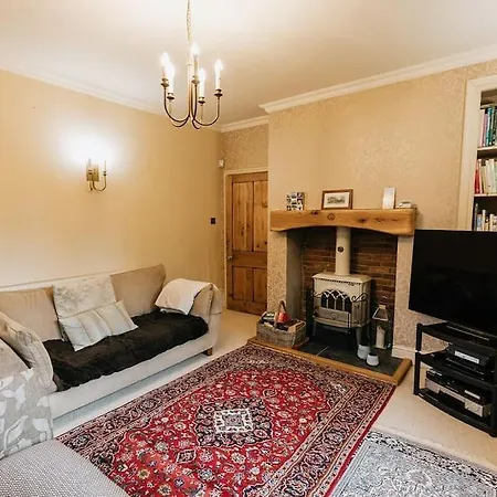 Station - Unique With River Flowing Through Garden 博尔顿阿比