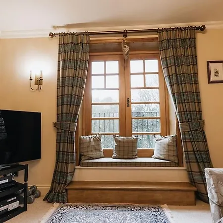 Station - Unique With River Flowing Through Garden * 博尔顿阿比