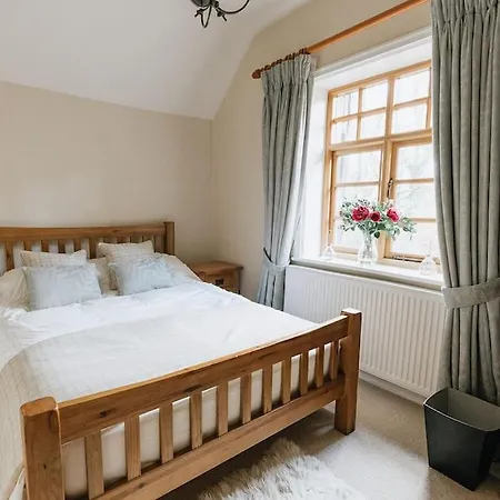 Station - Unique With River Flowing Through Garden 度假居 *