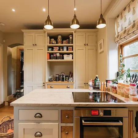 Station - Unique With River Flowing Through Garden 度假居