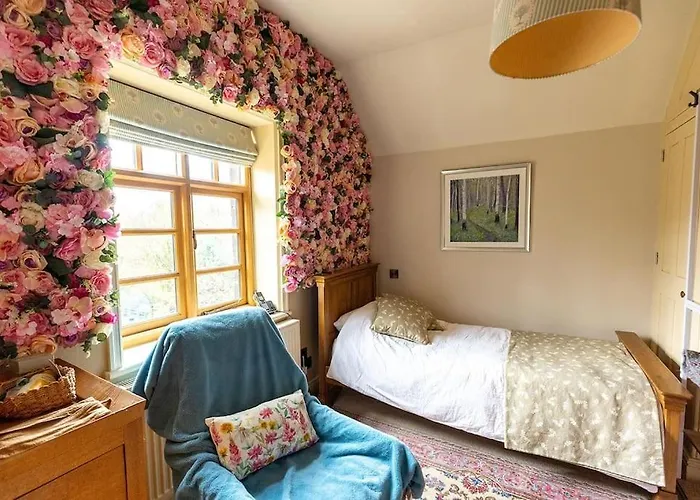 Station - Unique With River Flowing Through Garden *