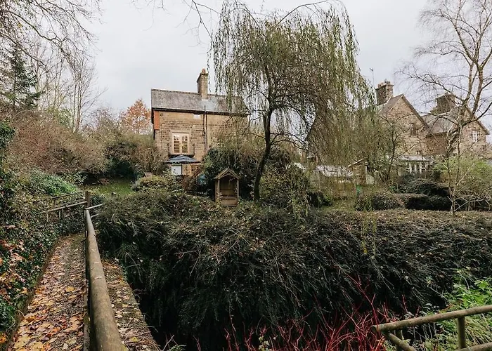 בית נופש Station - Unique With River Flowing Through Garden