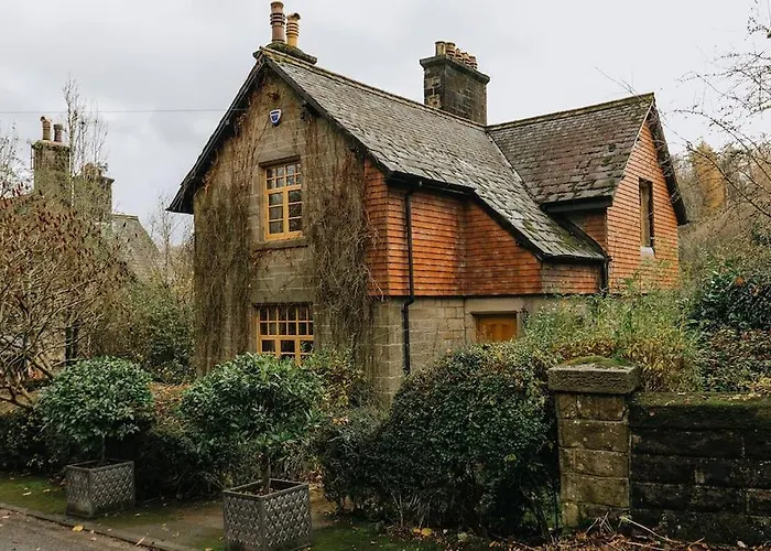 Station - Unique With River Flowing Through Garden *