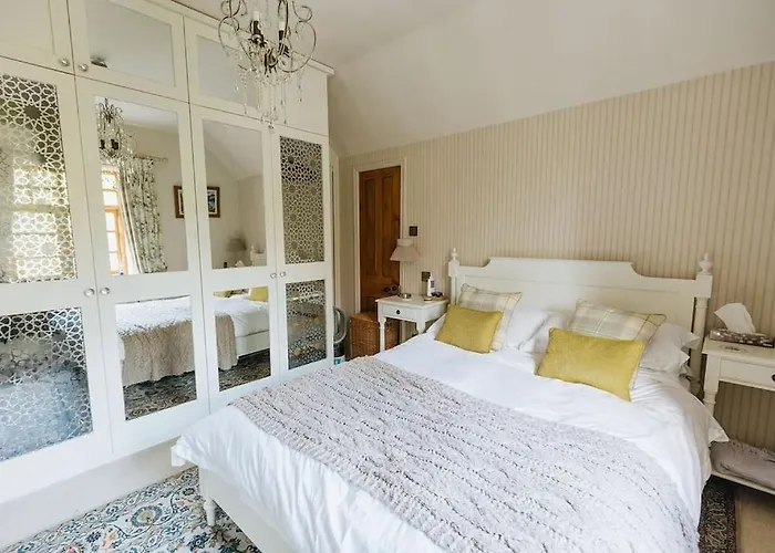 בית נופש Station - Unique With River Flowing Through Garden בולטון אבי