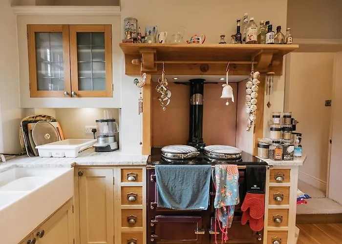 בית נופש Station - Unique With River Flowing Through Garden *