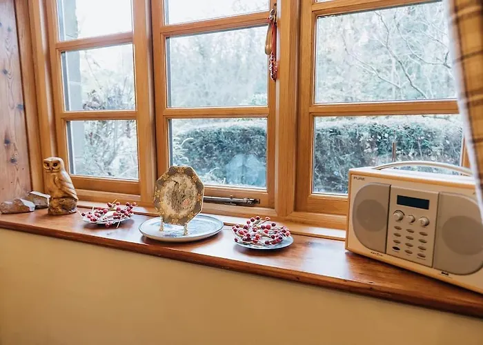 Station - Unique With River Flowing Through Garden בולטון אבי