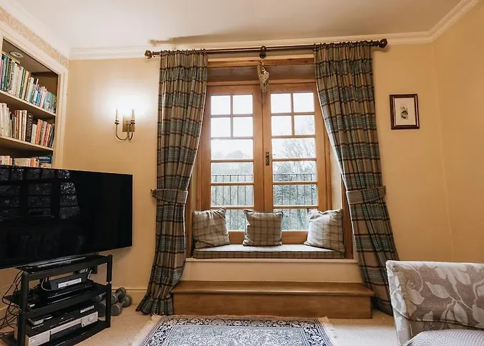 Station - Unique With River Flowing Through Garden * בולטון אבי