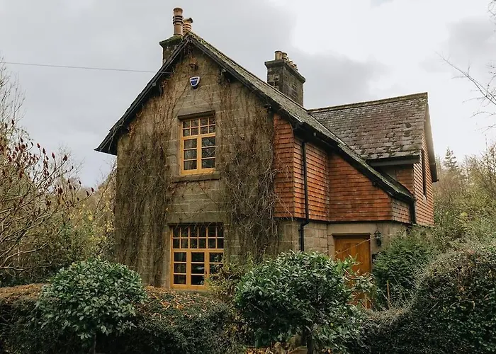 Station - Unique With River Flowing Through Garden *