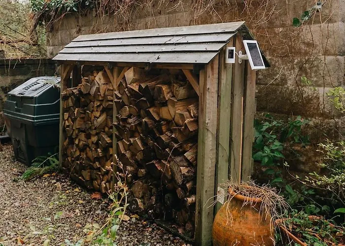 Station - Unique With River Flowing Through Garden * בולטון אבי