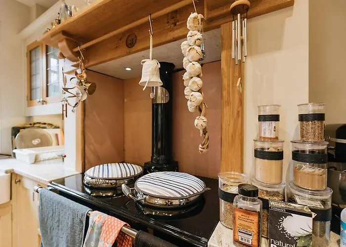 Station - Unique With River Flowing Through Garden בית נופש בולטון אבי