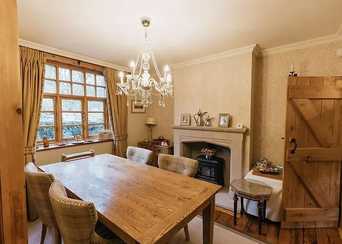 בית נופש Station - Unique With River Flowing Through Garden *