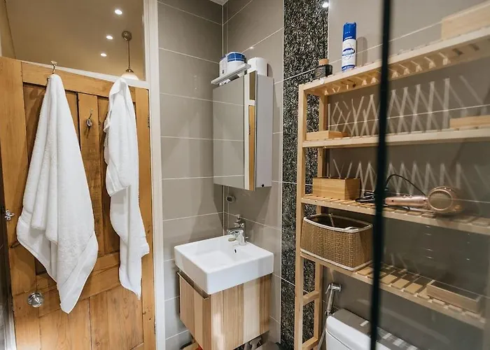 Station - Unique With River Flowing Through Garden בית נופש