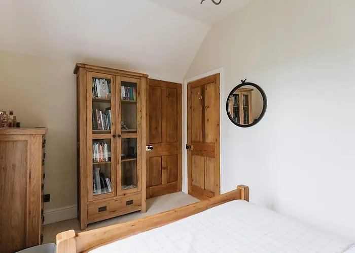 בית נופש Station - Unique With River Flowing Through Garden בולטון אבי