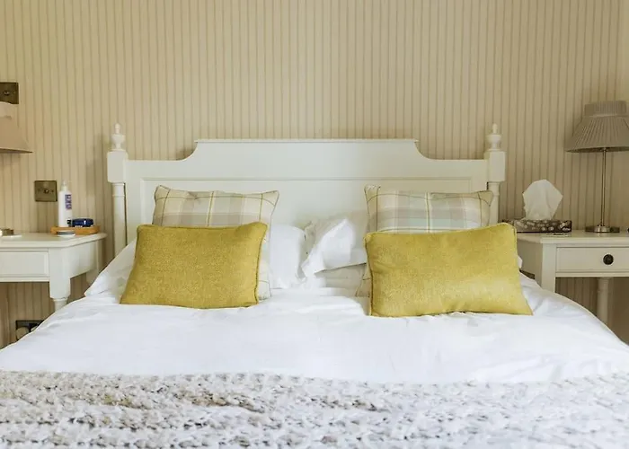 Station - Unique With River Flowing Through Garden בית נופש