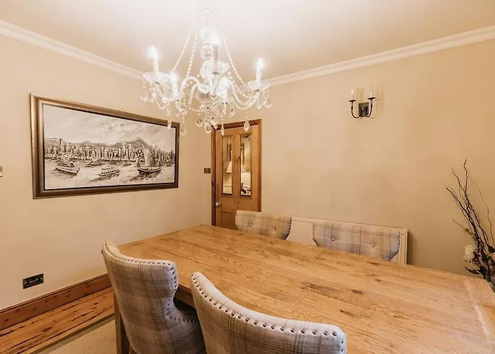 בית נופש Station - Unique With River Flowing Through Garden בולטון אבי