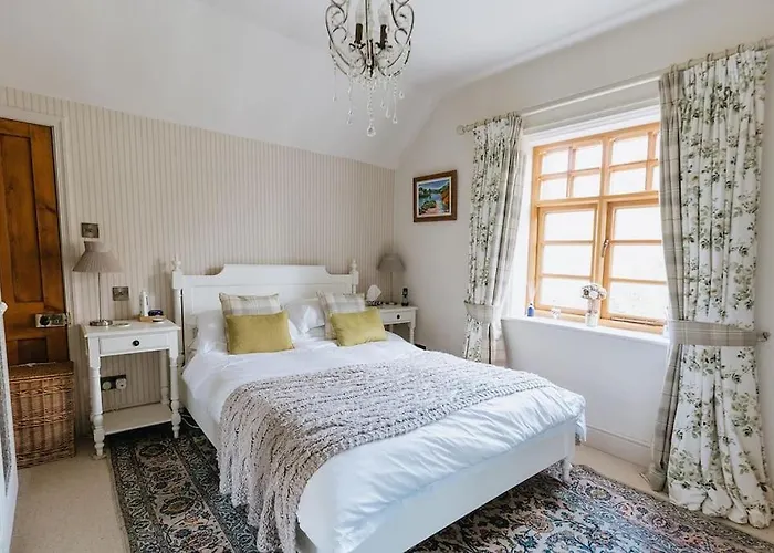 Station - Unique With River Flowing Through Garden *