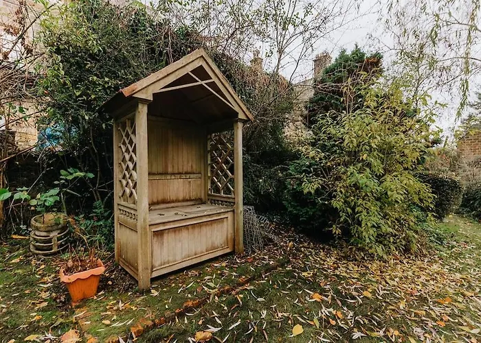 Station - Unique With River Flowing Through Garden בולטון אבי