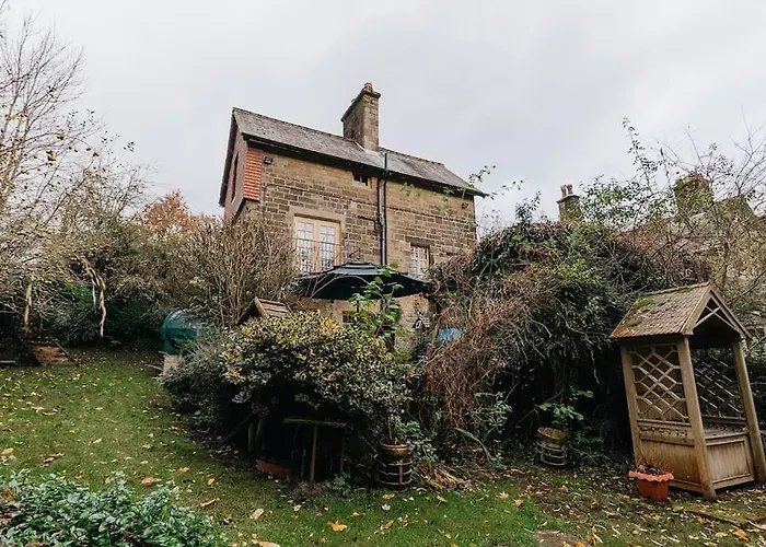 בית נופש Station - Unique With River Flowing Through Garden *